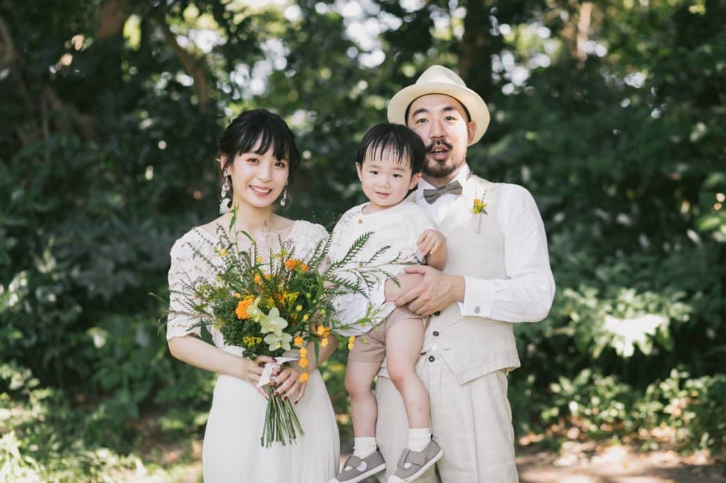 HSUのインスタグラム：「小っ恥ずかしいですが結婚式も挙げてなかったのでチビもいる中今更ながらフォトウェディングをやりました。暑いしチビは暴れるしで大変だったけどいい記念になったかなー。本当に喧嘩は絶えませんが三人力合わせて改めて頑張りましょう。笑」