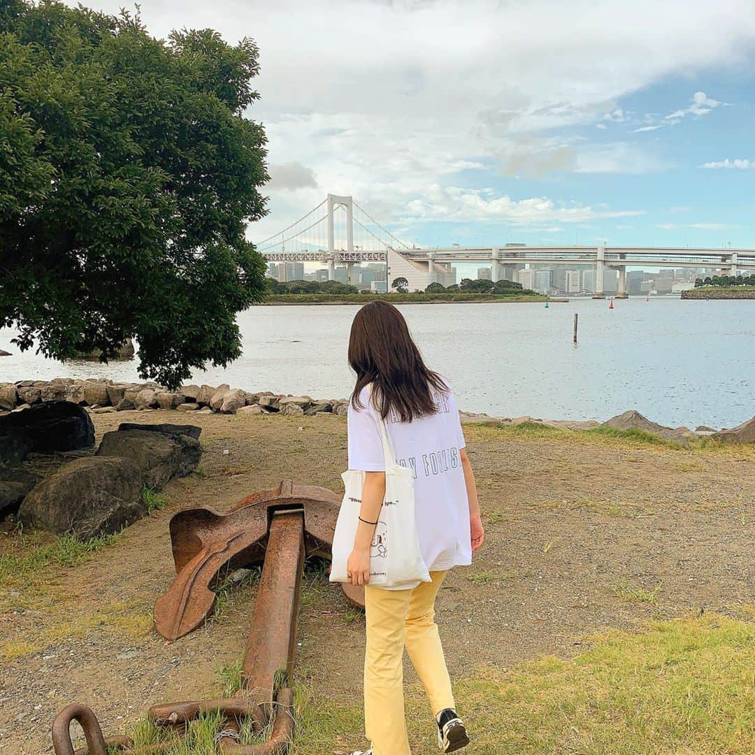 前田亜美のインスタグラム：「. . 涼しかったり暑かったり〜 . . 今くらいの気候が好きだったりするᐠ ♡ ᐟ. . . 急な雨にはびっくりするけど！. でも雲早くて空綺麗だよね〜 . . 海行った時は オーバーTシャツでサラッと着るのが好きー @marbles_official のです。. . メンズをわざと買ったりもする‪𓂃 𓈒𓏸◌‬ . #私服　#オーバーTシャツ #ami私服」