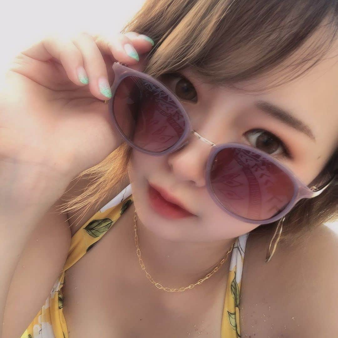下川琴戸音のインスタグラム：「・ ・ ㅤ 😎🤟🏽🔞🧡🌴 ツイッターは言いたいこと言いやすい、なんでだろこの現象やっぱ ツイッターは独り言でしかない感じするからかな。 ・ ・ ・ #海 #サングラス #太陽 #夏 #水着 #いいね #自撮り #加工詐欺 #セルフィー #sea #sunnyday #sunglasses #summer #instalike #instapic #instamood #instagood #instamood #likeforlikes #like4likes #good #photography #photo #selfie」