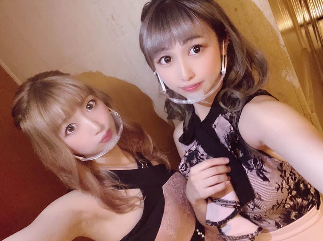 そら のインスタグラム：「フェイスガードして写真🤣﻿ ﻿ 明日、明後日は出勤です🐥❤️﻿ 一緒に飲んでくれる優しいひと〜🙋‍♀️﻿ ﻿ #新宿 #歌舞伎町 #六本木 #ミナミ #キャバ嬢﻿ #キャバクラ #姉妹 #キャバキャバ﻿ #自撮り女子」