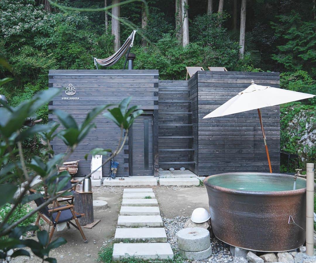のインスタグラム：「ume,sauna,surrounded by nature. 自然の音を聴きながらサウナ。 この素晴らしさは実際に行かなければわかりません。 サウナが苦手な人にも是非行ってほしい。 — #nara #yamazoe #umeyamazoe #sauna #umesauna #nature #奈良 #山添村 #ウメサウナ #サウナ #自然」