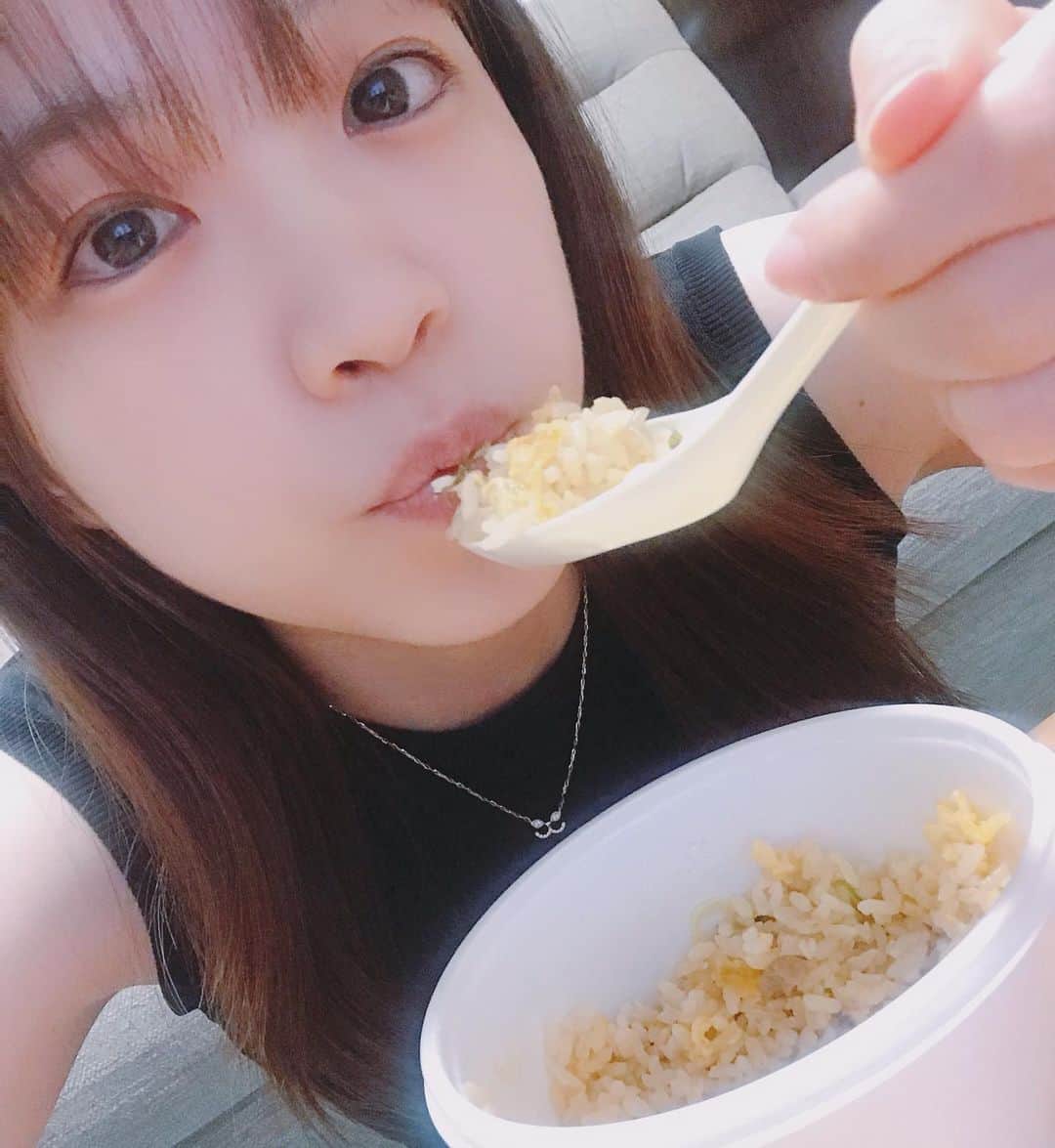 諏訪彩花のインスタグラム：「🌃帰って顔洗ってUberして、炒飯と餃子、最強…ってなった数日前の夜。 すっぴん。。。ってなんか改めて言うとおもしろいことばですね笑。っぴん…ってなんだろ。 #一度「すっぴんです///」って言ってみたかった。」