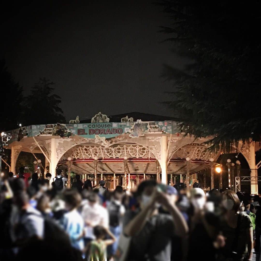田中香子さんのインスタグラム写真 - (田中香子Instagram)「【としまえん後記⑨】  としまえんど編。  すべてのゲームも アトラクションも ライドを終えて 灯りを消したあと、 最後に一度だけ 再び光り輝いて 無人の美しい回転を みせてくれた カルーセルエルドラド。  完璧な昭和の遊園地。 すべての世代が楽しめる 遊園地の完成形が ここにありました。  こんなにも ゆるくてチープで ローカルで、 こんなにも たくさんのひとに 愛され続けた としまえん。  大好きでした。 たくさんの思い出 ありがとう。  本当に名残り惜しいけど これにて としまえんど。  #としまえん #としまえんど #ありがとうとしまえん #エルドラド #カルーセルエルドラド #carousel #eldorado  #carouseleldorado  #toshimaen  #thankyou #goodbye #豊島園」9月3日 20時18分 - soo.yt