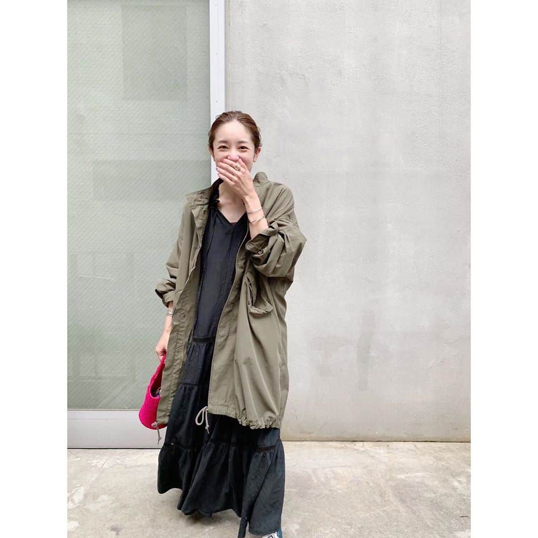 川島幸恵さんのインスタグラム写真 - (川島幸恵Instagram)「👀👀👀﻿ ﻿ 今日は朝から雨に降られて、この後もザーッときたよ☔️﻿ ﻿ 待望のモッズコート、入荷しました！﻿ ご予約頂いたみなさま、お待たせ致しました🌿　﻿ ﻿ 春に作ったお気に入りのティアードドレスとも相性ばっちり♡﻿ ﻿ ﻿ #SHENERY_official﻿ #dress #coat #SHENERY﻿ #sneakers #converse #madeinusa #vintage﻿ #bangls #harpo #indianjewelry #vintage #silver﻿ #fashion #styling﻿ #autumn」9月3日 20時22分 - sachie118
