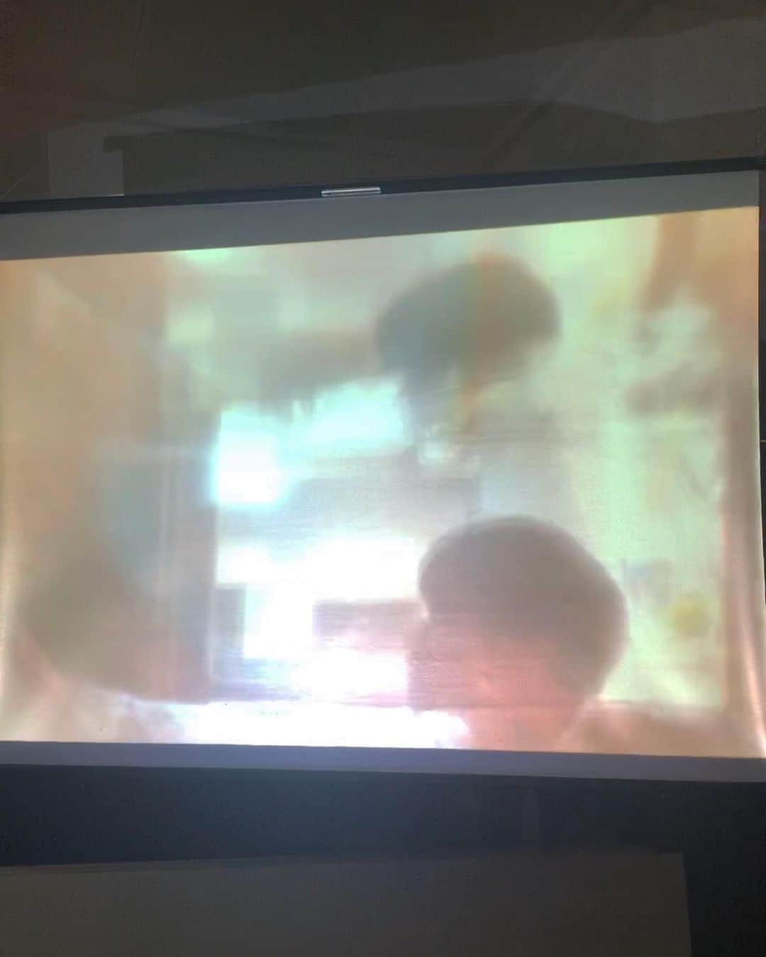 櫻田宗久のインスタグラム：「神保町画廊、路地と人　搬入完了！ 明日からはじまります。 二ヶ所ともそれぞれの見どころがあります。ぜひはしごして観てくださったら嬉しいです。 わたしはだいたい神保町画廊に16時過ぎからおります。 19時30分頃から路地と人へ。 明日は垣花克輝さんのダンスがあります。  櫻田宗久写真展「水晶をとこ　瞑想をどり」 9月4日(金)～13日(日)　2会場にて同時開催  ★神保町画廊　開廊時間: 13時～19時　会期中無休 千代田区神田神保町1－41－7　安野ビル1階  ★路地と人　開廊時間: 16時～21時　水曜日休廊 千代田区神田三崎町1－15－9　木暮ビル2階  お気に入りの水晶を持って私は男を占わず、鏡の世界で美を作って遊んでいた。 そのうち光の中に入って私はいなくなりあなたとなった。 あなたも私で、世界のすべて。  そのうち私は前にいる男と一緒に瞑想をしていたことに気がついた。 iPhone片手に世界と繋がりながら瞑想をどり。  踊らされているのではなく自ら踊る。 諦めや投げやりな踊りではなく 自らの自由を掴むためのダンス。  あなたも現れ私と一緒に遊ぶ。 いつしか私たちは水晶の様に透明になって、光って。  櫻田宗久が普段から使っているiPhoneで 水晶や花、ガラスをレンズ越しに携え男性ヌードを撮り下ろした最新作。 作品は2018年〜20年にかけて撮影された。 神保町画廊と路地と人での2会場で開催する個展となります。  路地と人でのイベントスケジュール  4日(金)19時半～　垣花克輝 (コンテンポラリーダンサー)によるダンス 6日(日)19時半～　窪田美樹 (美術作家)とのライブトーク 7日(月)19時半～　大木裕之 (映像作家、現代美術家)とのライブトーク  このよのはる (うたっておどれる似顔絵ユニット)のライブ 10日(木)19時半～　イーガル (作曲家、ピアニスト)のライブ 11日(金)19時半～　新井英樹 (漫画家)とのライブトーク  神保町画廊よりオンライン配信 5日(土)19時半～　櫻田宗久によるオンライン配信での展示作品紹介  2会場は開廊時間、休廊日が異なりますのでご確認ください。」
