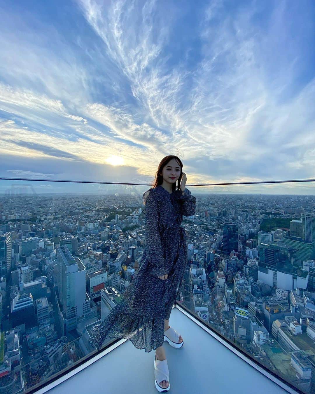 黒口那津のインスタグラム：「渋谷スカイに行ってみた〜🥰 iPhoneで色味もなにもいじってない！🥺撮ってそのまま！ 本当に綺麗すぎて感動した〜🤍 ただ風が凄まじすぎてほぼ4枚目の感じなので髪の毛はくくって可愛くアレンジしていくことをお勧めします🥺 奇跡的にまともに撮れた写真を載せます🤣またいきたい〜✌️」