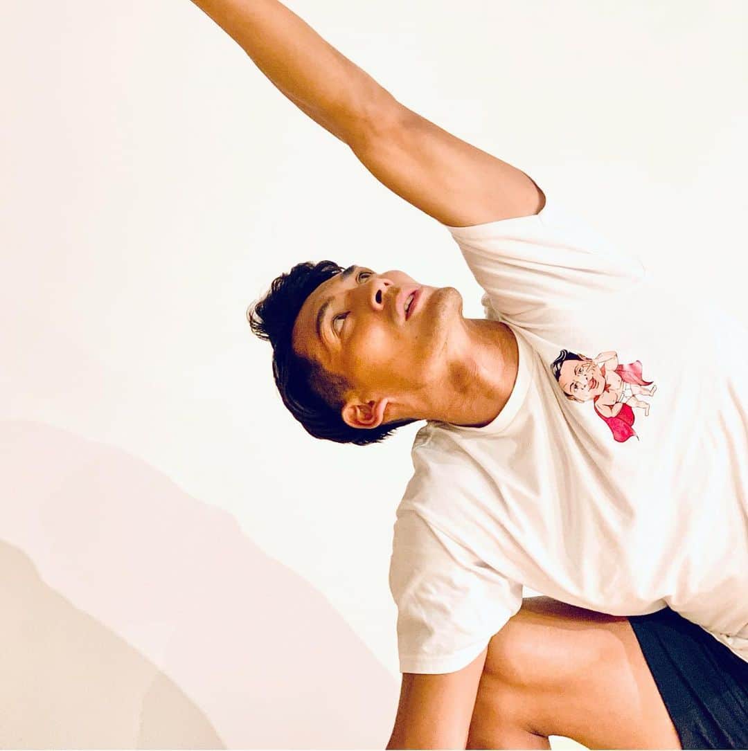 京乃ともみさんのインスタグラム写真 - (京乃ともみInstagram)「Yoga for athletes.It has already been 1.5 years since he started yoga for his training👏🎉  Continuity is the father of success!  浦和レッズの #槙野智章 選手のクラス⚽️継続的にヨガを始めて一年半が経ちました😆 今回は時間がなかったので側屈メインに膝立ちポーズ＆寝ポーズのメニューで心身を調えました。 短時間でもしっかり効果を感じてもらえたようです。🧘‍♂️  またピッチでいっぱい暴れてきてください💪🔥  #シャバアサナは安定の…💤😎 #スポーツする人のためのヨガ」9月3日 20時29分 - tomomi_kyono