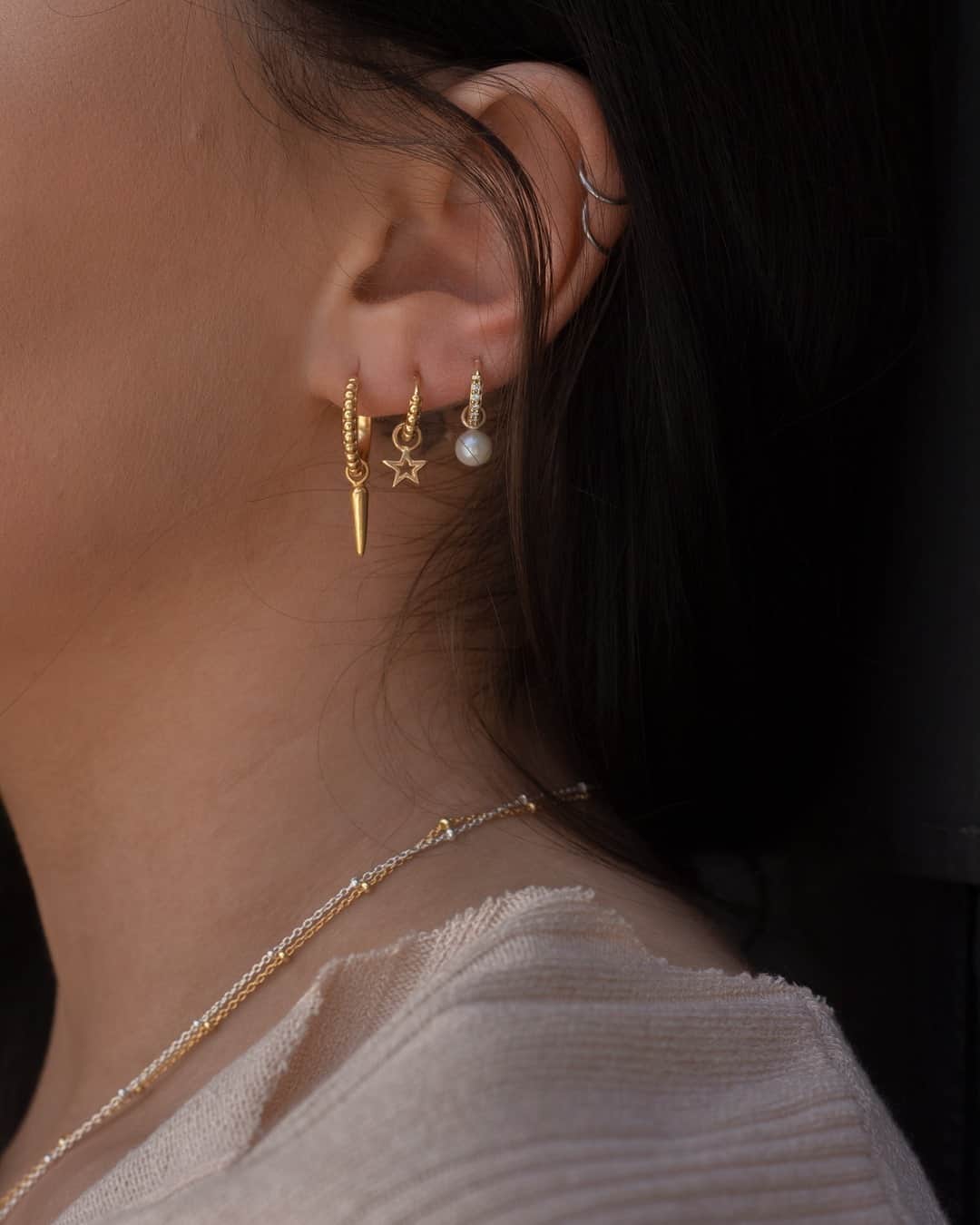 のインスタグラム：「Adorn your hoops with your favourite drops. Choose between gold charms and pearl drops... your ear stack will be the winning touch of your look!⠀⠀⠀⠀⠀⠀⠀⠀⠀ ⠀⠀⠀⠀⠀⠀⠀⠀⠀ #DowerAndHall #CurratedEar #StackingEarrings #GoldHuggies #BritishDesign #MadeInLondon #StyleInspo #EarParty #piercingsofinstagram」
