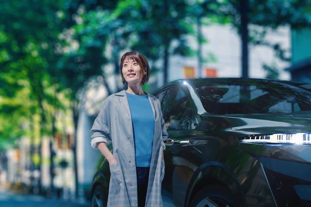 西谷綾子のインスタグラム：「🚙🌿 PHIARO GROUPさんのモデルを務めさせて頂きました☺️  洗練された目を惹くデザインに 私も思わずうっとり😍💓 将来はこういう車でドライブしたいな🚘✨  @phiaro_group フォローもよろしくお願いします☺️💞  #phiarogroup #design #car #creatingnewvalue  #dream #touching #challenge #creative #innovative  #photoshooting #interiordesign #original #japan #tokyo #automotive #automotivephotography #model #tokyoskytree #車 #デザイン #こだわり #独創的 #革新的 #東京 #丸の内 #外苑前 #風景 #東京スカイツリー」