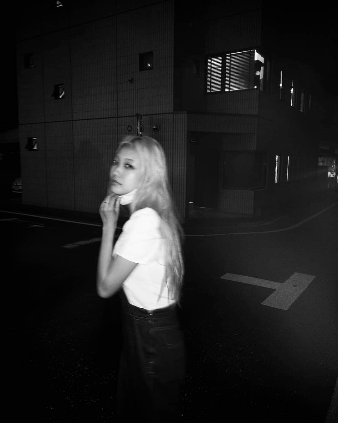 小林レイミのインスタグラム：「🌃🌒🌙  #films #dailyshot #polaroid #dailysnap #monochrome #gymlife #fitgirl #blondegirl #blackandwhitephotography #monochromatic #maskisamust #tokyolife」