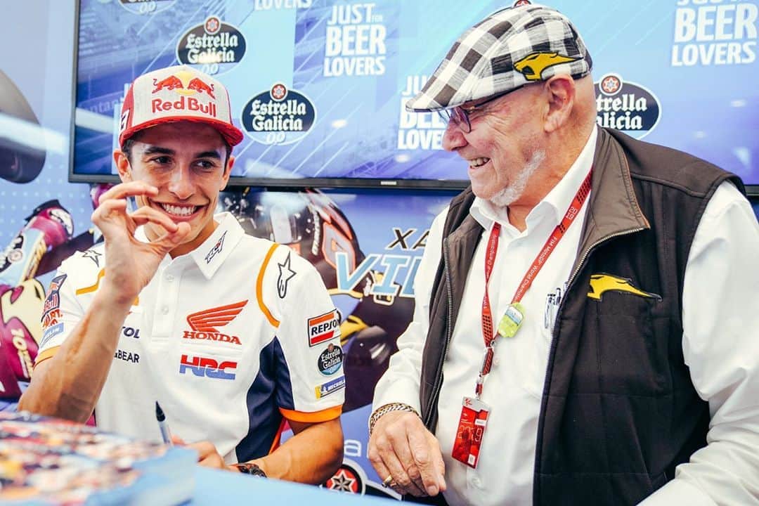 レプソル・ホンダのインスタグラム：「#tbt to sharing an @estrellagalicia00. Who would you love to share one with?」