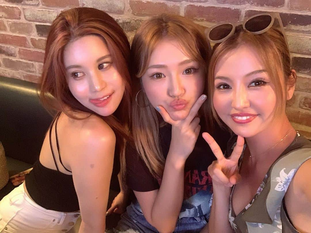 Yuriyaさんのインスタグラム写真 - (YuriyaInstagram)「#friendshipgoals 👩‍👩‍👧 最後の写真は2年前？ギャルたち成長🐛🦋💞 毎日何に対してそんなに爆笑出来るのかってくらい、なんなら息してるだけでネタ。笑」9月3日 20時34分 - yuriya_michelle