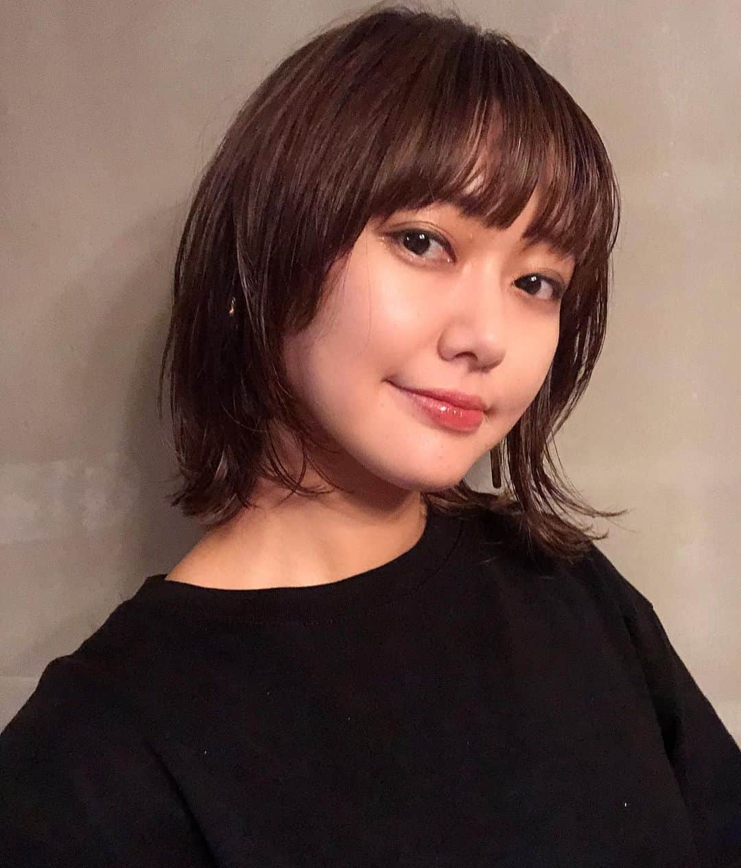 のインスタグラム：「久しぶりのスタイルチェンジ💇‍♀️✊🏻 暑いのと毛先のパサつきが気になって切りました😊✨ 毛量が少なくて前髪のボリュームがなくなってきていたので後ろからもってきて、理想の毛量になりました🧡 特に顔まわりのレイヤーが気に入っています😊  #ヘアカット  #ボブヘアー #ボブ #ヘアチェンジ  #秋」