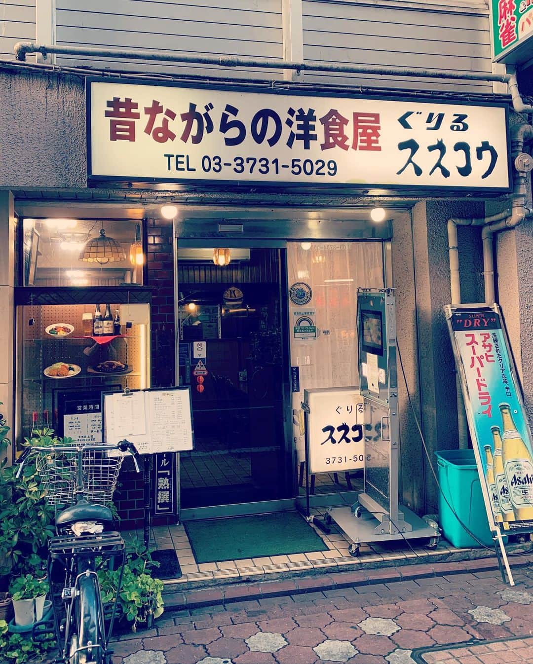樫原伸彦さんのインスタグラム写真 - (樫原伸彦Instagram)「朝からの連絡業務はメールや電話で頭を下げまくり。 しょうがない。 これがジジイの仕事ですからw  曲を書き終わり、サビのストリングスラインも添えてSHOCHANGに送信完了。  メシだメシだ！ 蒲田へGO！  蒲田には美味しいお店がいっぱいあります。 とんかつ、餃子、洋食、冷麺、鰻、、、  だいたい行く店が決まっていることから、いつも素通りしちゃっていたコチラにダイブ！  「ぐりる スズコウ」さんで 生姜焼◎セット ポテトサラダハーフ◎ きゅうりのぬか漬け  「生姜焼」は、ガッツリ生姜！ 甘辛いタレよりも生姜が勝っているのでピリッときてアッサリ。 辛口の生姜焼ですな。  肉はシッカリ叩いてあるので 歯が弱くなっちゃったジジイでも噛める柔らかさが嬉しい。   ポテサラ激美味！ 味噌汁は薄味なのがバランス良し！  蒲田、まだまだ良いお店がたくさんありそう。 開拓しなくちゃ。 通うのは大変だけど生姜ない。 いやいやこの生姜はアリ！  .  #生姜焼き #しょうが焼き #豚肉 #洋食 #レストラン #定食屋 #居酒屋 #晩飯 #蒲田 #グルメ #食べ歩き #ダジャレ #kamata #tokyo #japan #meat #pork #teriyaki #foodie #yummy #delicious」9月3日 20時36分 - nobustagrammy