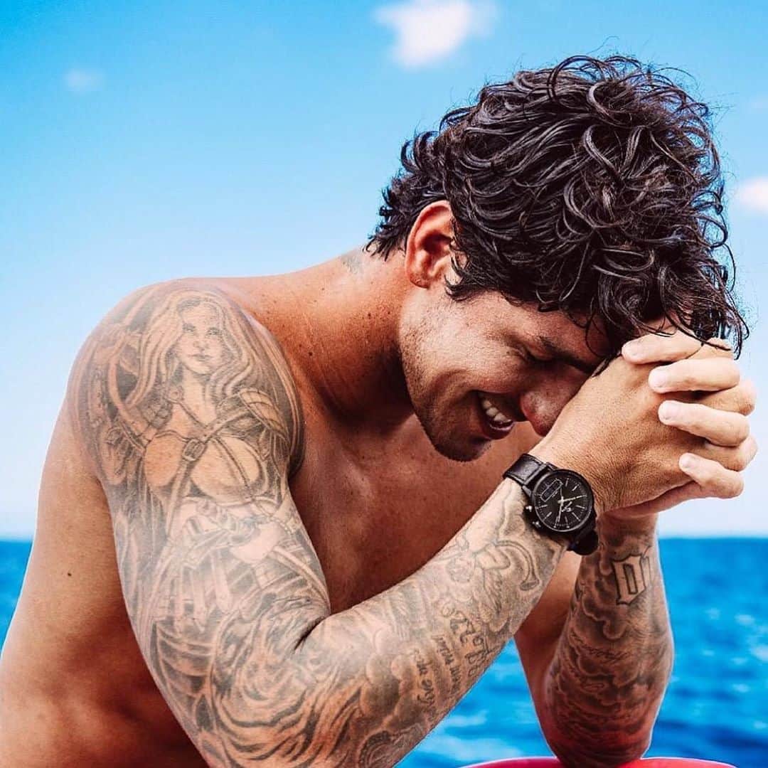 ガブリエル・メディーナのインスタグラム：「Make the best out of your time 🌊 ll  Faça o seu tempo valer a pena! ⌚   #DrakeTideDigital @ripcurl_brasil   www.ripcurl.com.br」