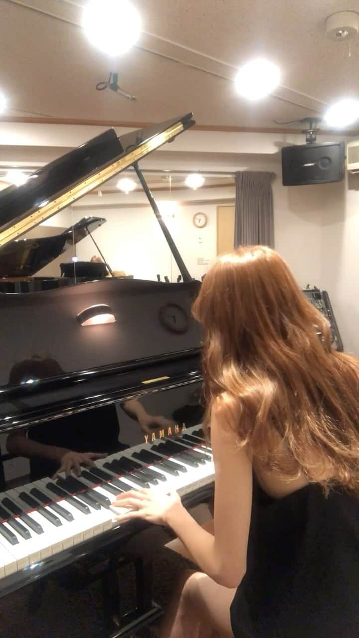 平木愛美のインスタグラム：「#愛美ぴあの 🌻🧡  love、、、summer🌞  夜はなんだか秋を感じだすこの頃。だいすきな夏、また来年だね、、、♡  そういえば最近ぴあのに触れられてないな、、、！弾こう💕  動画のもうすこし長いverや、これまで弾いた色々な曲は #manamipiano ＆上のハッシュタグから🤍  ただただの趣味れべるですが載せてしまっております、、🐝⚪️笑  #piano #ghibli #ghiblipiano #summer  #ピアノ #ジブリ #久石譲 さん」
