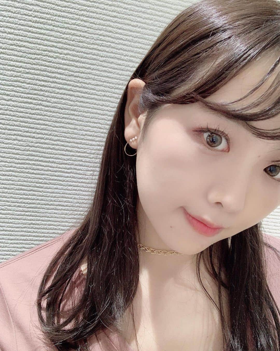 SHIHORINのインスタグラム：「𓂃𓂂𓇸﻿ ﻿ ﻿ 先日まりこ先生( @drinouemariko )がいる﻿ 東京中央美容外科池袋院さんで﻿ 新しい美容メニューの﻿ 顔痩せ・たるみの改善・小顔効果が期待できる﻿ “スリムフェイス"という施術を受けてきたの💆🏻‍♀️✨﻿ ﻿ スリムフェイスはエレクトロポレーション(電気穿孔法)＝lowWaveテクノロジーにより、﻿ 美容有効成分(BNLS neo)を肌の奥まで浸透させる﻿ 美容治療のこと💡﻿ ﻿ BNLS neo(脂肪を溶解して肌を引き締める﻿ メディカルダイエット用の薬品)は﻿ 脂肪溶解注射でよく聞くけど、﻿ スリムフェイスはこのBNLS neoを美容液として﻿ 均等にお肌の内部まで浸透させていくから﻿ 左右差などなく自然な期待ができる﻿ ってところに惹かれて施術してきました☺️✨﻿ 注射に抵抗ある人にもおすすめ🥺💉﻿ ﻿ 痛いのかな、、と思ってたら全然痛くなかった😂✨﻿ 強さを1番強いのに上げてもらったくらい😂﻿ ダウンタイムなしでエステ感覚で﻿ 医療施術を受けられるの嬉しい〜🥺﻿ ﻿ 施術した日の翌日、﻿ 顔周りのむくみがとれてスッキリしてて﻿ お肌の調子も良くなってた😭✨﻿ ﻿ 回数を重ねるとより効果を実感できるらしいから﻿ また施術しに行きます☺️🌿﻿ 価格設定が安いから通いやすいの✨﻿ ﻿ ドクターのまりこ先生は女医さんだから美容の相談がしやすいよ✨﻿ ﻿ 私のインスタを見たっていうと嬉しい特典があるらしいです💌﻿ ﻿ 気になる方はぜひ行ってみてね〜♡﻿ ﻿ ﻿ @tcbikebukuro﻿ #美容整形ならTCB東京中央美容外科 #東京中央美容外科 #美容外科 #池袋 #東京中央美容外科池袋院 #女医 #井上真梨子 #まりこ先生 #スリムフェイス #小顔 #BNLS #PR」