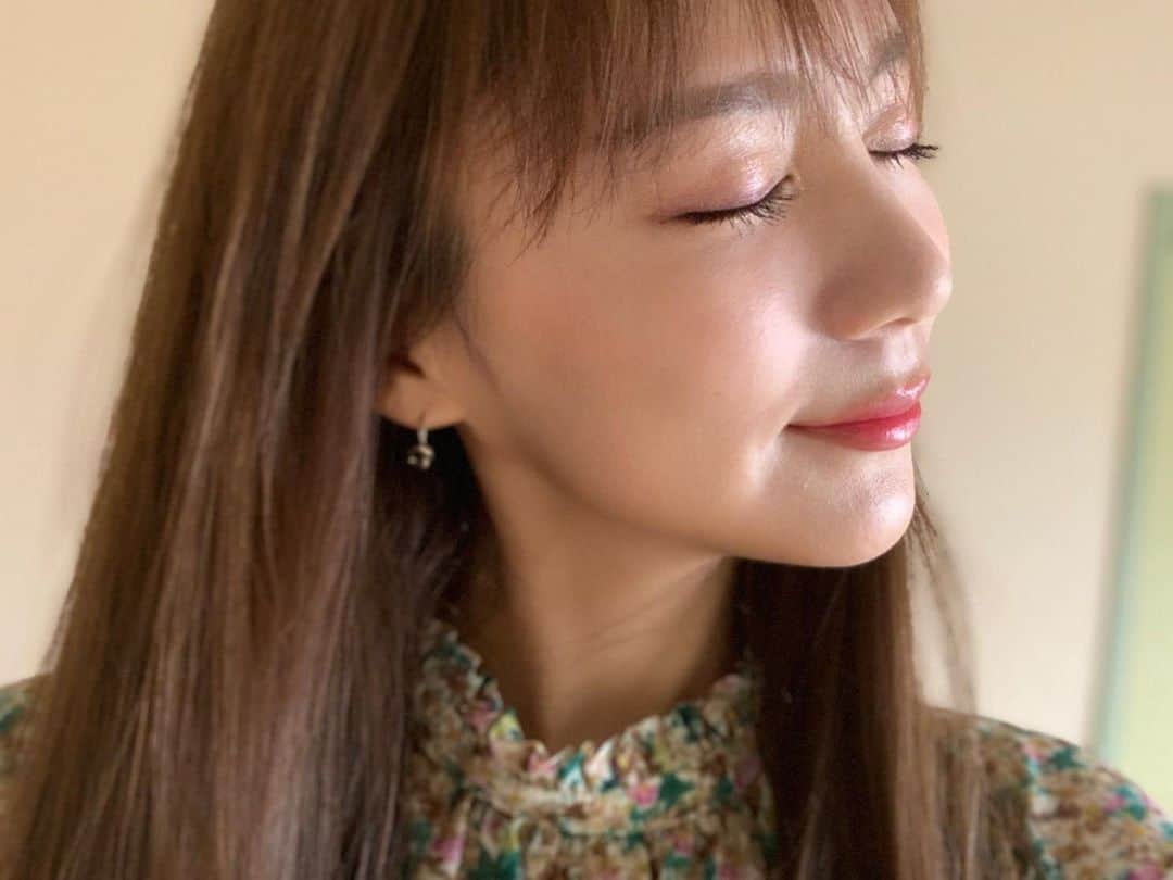 宮内ひかるのインスタグラム：「妹がこっちのがいいってw  @lunasolofficial  #バタフライウィング 🦋  想像以上にカラーもラメもかわいい！  iphoneのポートレートで撮るとメイクちょっとわかりやすく撮れた🤩  #ルナソル #ルナソルアイシャドウ  #lunasol  #アイカラーレーション #アイカラーレーション03」