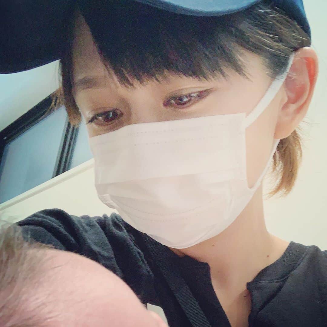虎南有香のインスタグラム：「検診で何億光年ぶりにお化粧しました💁‍♀️💄笑 マスクがあるとサボりがち🤣 産前産後のステイホームでさらにさぼりがち🤭‼️  さて。 長女のちび虎🐯に続き、次女の愛称ですが！！皆さんから募集したところ、圧倒的一番は「ミニ虎」でした❤️ が！それを参考にして(←) パッと見て次女とわかるように、「虎ミニィ」にしようかな🤔💕笑  皆さん、虎ミニィも可愛がってあげてください🙇‍♀️♥️ 今のところ、 私の赤ちゃんの頃のように髪の毛が全部逆立っています🙂♨️」
