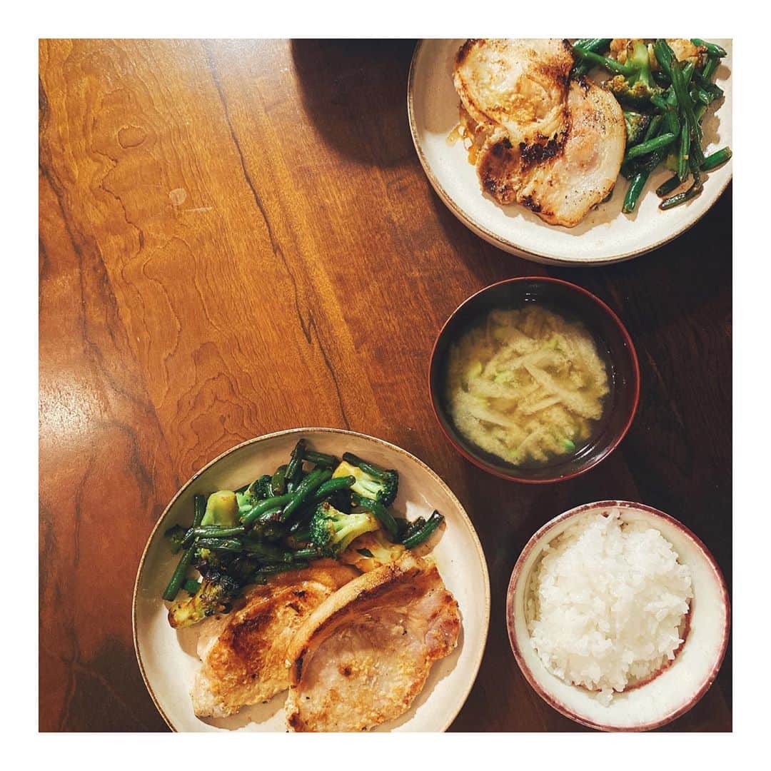 のインスタグラム：「今日の晩ご飯は @oisix ミールキットにお世話になりました。 体一つじゃ足りなくなってしまう事がたまにあって、そんな時でもしっかりした食卓を準備してあげれるので本当にありがたいよー。  #紗理奈流dining  #munehiroキッチン ではなく #oisix」