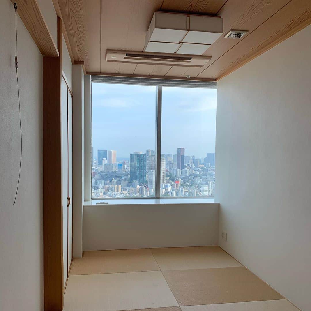 入江慎也さんのインスタグラム写真 - (入江慎也Instagram)「三日間かけてザ六本木東京のマンションの100平米の、空室クリーニングをやらせていただきました。  ピカピカに仕上がりました。  ご興味がある方はDMいただけましたら、不動屋さんをお繋ぎさせていただきます。  #pr #ザ六本木東京 #ハウスクリーニング #株式会社ピカピカ #絶景」9月3日 20時44分 - oreirie0408