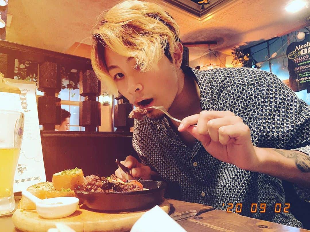 のインスタグラム：「彼氏とステーキなうに使ってくれてもいいんだぜ！！！きらーん  #ファッション #服 #タトゥー #タトゥー男子 #歌 #シンガー #おしゃれ #おしゃれさんと繋がりたい #フォローミー #金髪 #アシンメトリー #髪  #kenzo #ネックレス #youtube #youtuber #シンプルコーデ #イケメン  #夏服 #ポートレート #写真 #笑顔 #エモい #髭 #古着 #ヘアカラー #原宿系 #ノリドリ  #彼女目線 #オシャレ」
