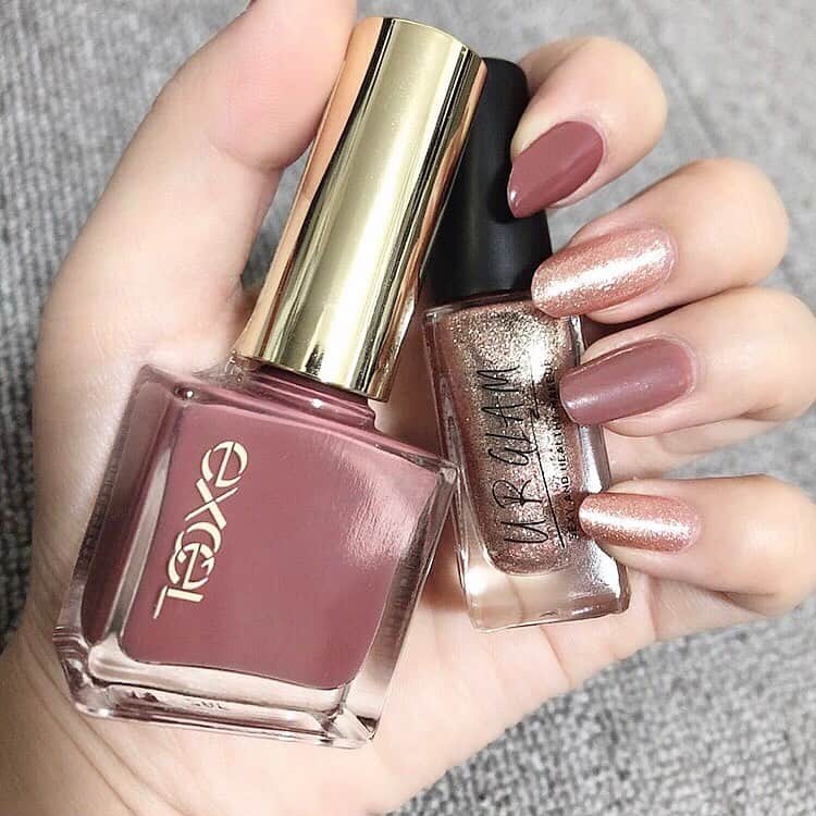 のインスタグラム：「. 今は、もう違うんだけど 少し前のネイルです☺︎  ・excel NL10 ・URGLAM 05 . 100円でこのぎっしりラメ クオリティ高くない？(２枚目) . . .  #ネイル #マニキュア #セルフネイル #ダイソー #DAISO #プチプラ #naik #ワンカラー #シンプルネイル #ポリッシュ #URGLAM #urglamネイル」