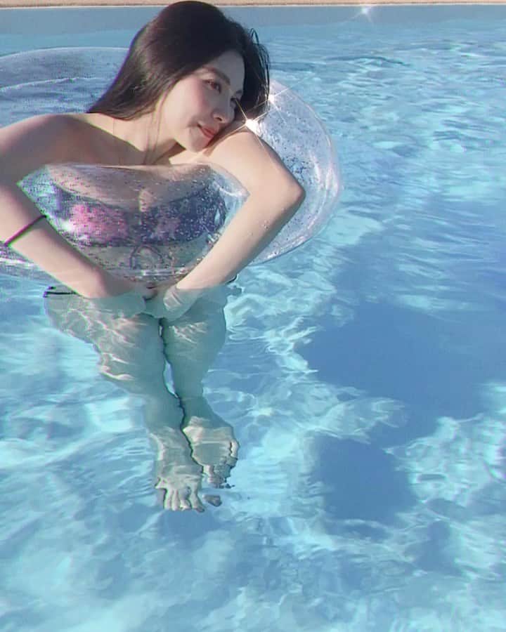 野崎夏帆のインスタグラム：「水のええ音...🏊✨﻿ ﻿ ﻿ #summer﻿ #pool﻿ #プール﻿ #水着﻿ #2019 #華麗なターン #毎年昨年の思い出をだすシステムw」