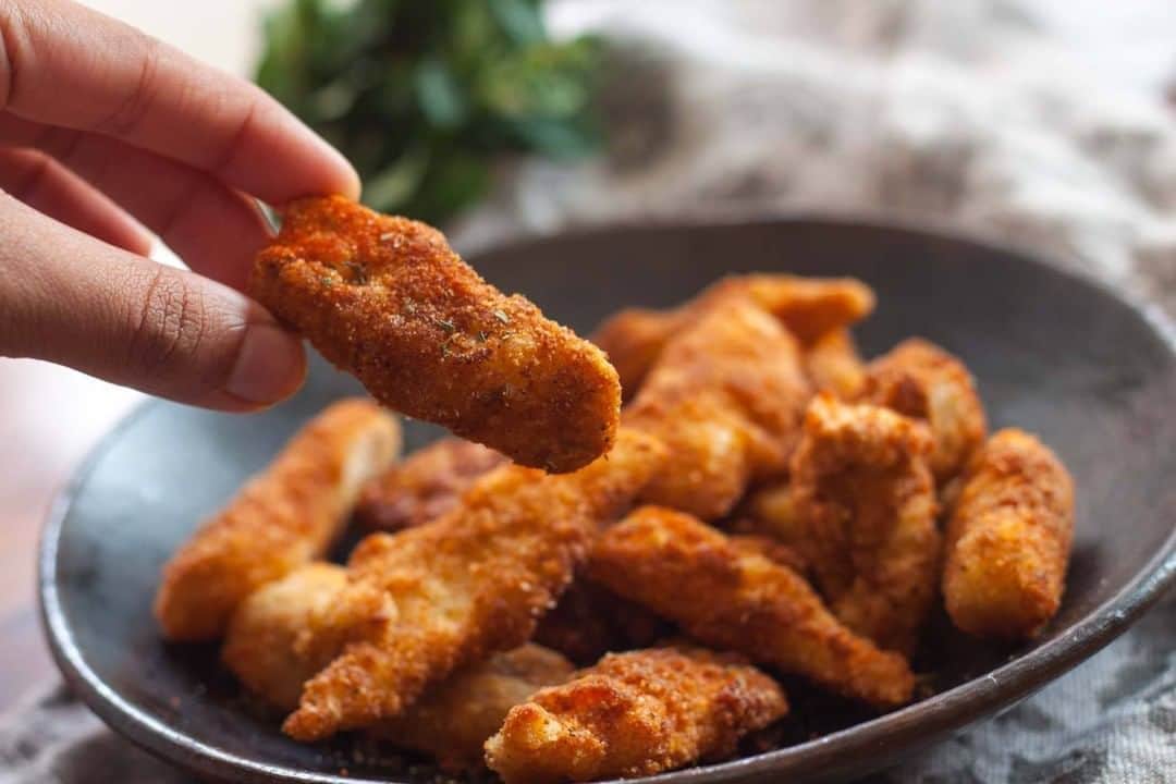 Archana's Kitchenさんのインスタグラム写真 - (Archana's KitchenInstagram)「This peri peri fish finers are crumb coated and fried till crispy and crunchy making it a perfect starter/appetizer for your dinner parties or just as a tea time snack too! Get the recipe from the smart.bio link in my profile @archanaskitchen . . . . . . . . #recipes #easyrecipes #snacks #teatime #teatimesnacks #archanaskitchen #springrolls #cutlet #mushroom #mushroomrecipes #cutletrecipes #healthyeating #eatfit #cooking #food #healthyrecipes #foodphotography #recipeoftheday #comfortfood #deliciousfood #monsoonsnacks」9月3日 20時47分 - archanaskitchen