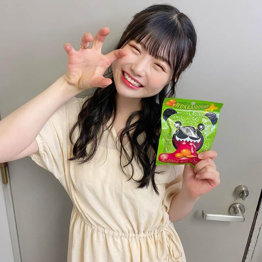 出口結菜さんのインスタグラム写真 - (出口結菜Instagram)「《🍈#北海道　#お土産》﻿ ﻿ 🐻メロンクマグミ﻿ ﻿ ﻿ マリン（@_marinshobu_ ）にお土産でもらった北海道のグミ😳💚﻿ ﻿ ﻿ ﻿ メロン熊🐻っていうキャラクターのグミで﻿ ﻿ 味は夕張メロン🍈🍀﻿ ﻿ ﻿ ﻿ ﻿ 食感も硬すぎず、柔らかすぎず、、！！！﻿ その間ぐらいの食感で、﻿ ﻿ 歯にもくっつかない！﻿ ﻿ ﻿ ﻿ ﻿ ﻿ でも結構、夕張メロンの味が濃厚で一粒の中に味が凝縮されてる✨✨✨﻿ ﻿ ﻿ ﻿ 甘い感じのグミで酸っぱくない！！！﻿ ﻿ ﻿ ﻿ グミ自体もベタつかないし、量も多いから手が止まらない❕❕❕❕❕﻿ ﻿ ﻿ ﻿ ﻿ マリン〜！！﻿ 美味しかったよぉ〜！！﻿ また待ってる（笑）﻿ ﻿ ﻿ ﻿ \北海道行って美味しいご飯を食べることが今の１つの夢✨/﻿ ﻿ ＿＿＿＿＿＿＿＿＿＿＿＿＿＿＿＿＿＿＿＿＿＿＿＿﻿ ﻿ ❤️エネルギー:161kcal﻿ 💗たんぱく質:4.3g﻿ 💛脂質:0.2g﻿ 💚炭水化物:37.3g﻿ ＿＿＿＿＿＿＿＿＿＿＿＿＿＿＿＿＿＿＿＿＿＿＿＿﻿ ﻿ #メロンクマグミ #北海道お土産 #北海道グルメ #🍈 #🐻  #メロン熊 #メロン #熊 #グミ #グミ好き #お土産ありがとう #お菓子 #おやつ #お菓子作り好きな人と繋がりたい #甘いもの #甘いもの大好き #甘いもの好きな人と繋がりたい #甘党 #おやつタイム  #instagood #instalike #instafood #food #食べ物 #食べ物記録 #夕張メロン #美味しい #ラビグルメ」9月3日 20時58分 - yui_laby0622