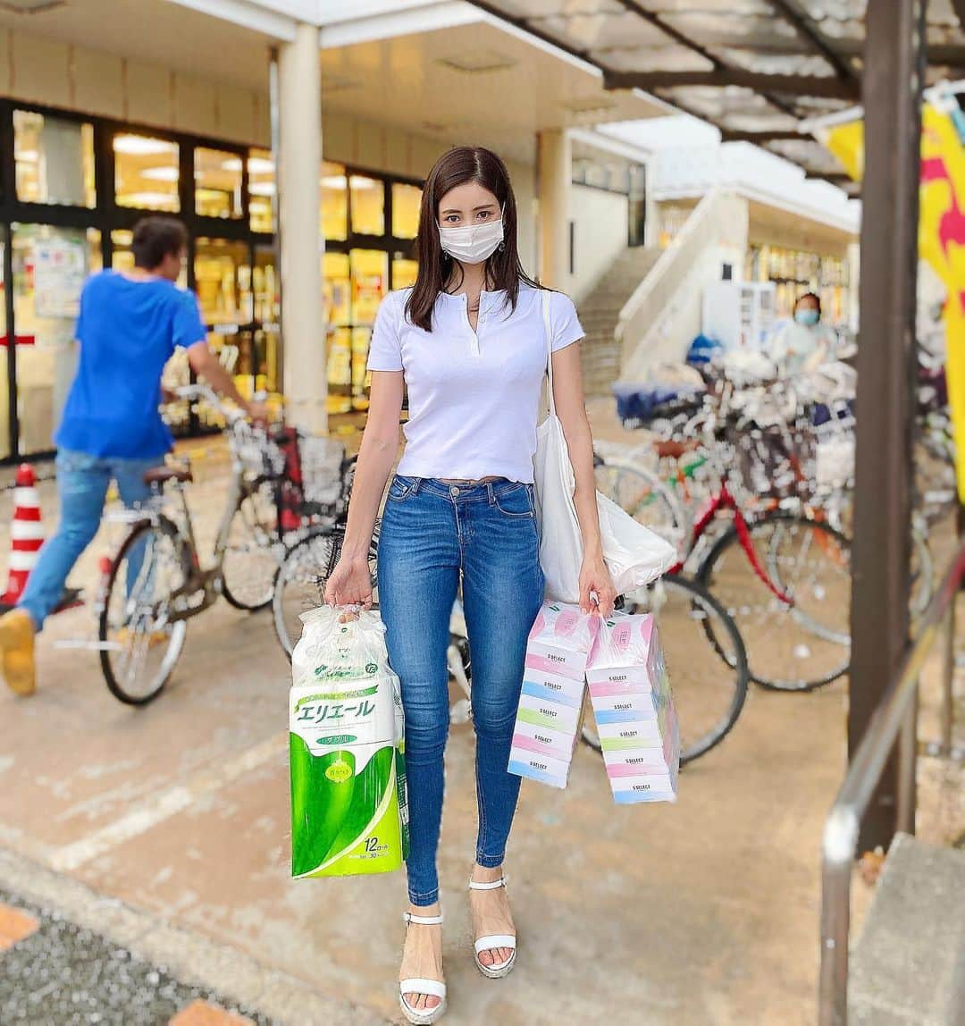 得あゆさんのインスタグラム写真 - (得あゆInstagram)「日常すぎる日常。 あっトイレットペーパー🧻 どこの使ってるか分かっちゃって なんか恥ずかしい☺️💭笑笑 (エリエールのPRではございません。🧻) ・ ・ ・ ・ ・ ・ ・ ・ ・ ・ ・ #日常#スーパー#お買い物#食材#買い出し#トイレットペーパー#まとめ買い#ストック#夜ごはん#自炊#自炊女子#手料理#手作り#デニム#ラフコーデ#マスク#マスクメイク#ナチュラルメイク#シンプルな暮らし#シンプルコーデ#写真#インスタ映え#生活感#女子力#japanesegirl#supermarket#denim#shoppingday#toiletpaper#mask」9月3日 20時51分 - tokuayu819