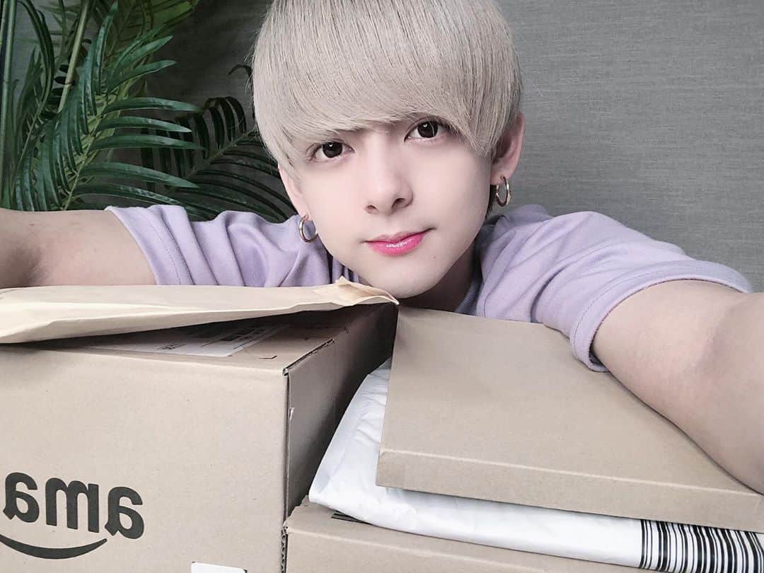 のインスタグラム：「. ゆりなからなんと、、、 . たくさんのサプライズプレゼントが😭🎁 どれも必要なものだったから本当に助かる✨ . 入院中なのにオレらのことまで気に掛けてくれて ありがとうゆりな😂 . #頑張れゆりな #サプライズ #サプライズプレゼント  #ゆりいち #ゆりいちちゃんねる #youtube #youtuber #韓国 #韓国ファッション #韓国通販 #韓国通販サイト  #韓国購入品 #セレクトショップ  #メンズファッション #メンズコーデ」