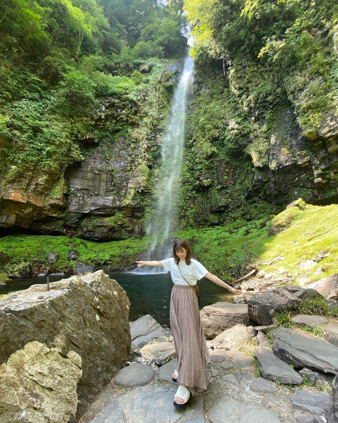 新井椎夏さんのインスタグラム写真 - (新井椎夏Instagram)「2.3枚目は滝飲もうとしてる風に撮りたかったのにただ荒ぶっただけだった」9月3日 20時55分 - elsy_shiina