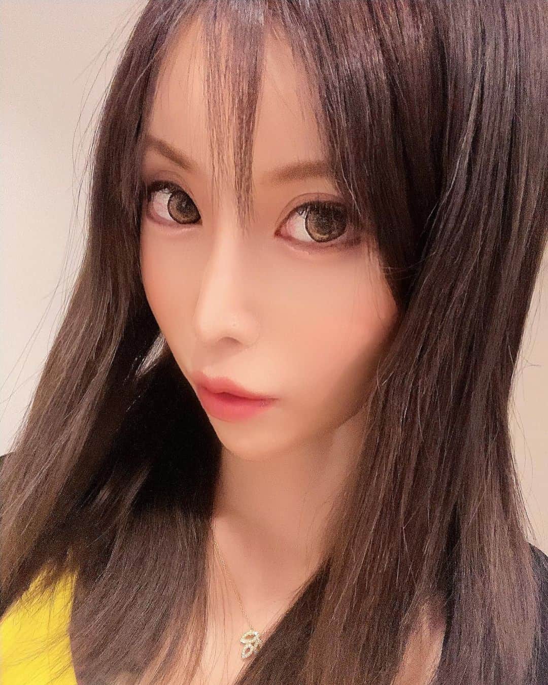 高橋沙弥華のインスタグラム：「髪の毛暗くしたー👩🏼❤  似合うー？🥺w  最近のマイブームは歯医者さん行くこと🦷、ジュース買うことと、ほったらかし運用すること😂  ブラッドオレンジジュース🍊と フレッシュ苺ジュース🍓と ピンクグレープフルーツ推し😍  #シースルーバング #韓国前髪 #フレッシュジュース #ブラッドオレンジ #いちご #🍓 #ピンクグレープフルーツ #猫手術 #貴族手術 #鼻唇角 #鼻唇角矯正 #鼻唇角プロテーゼ #オイルカラー #暗髪カラー #最近ストーリーばっかり #鼻 #美容 #美容整形 #綺麗になりたい #アップデート」