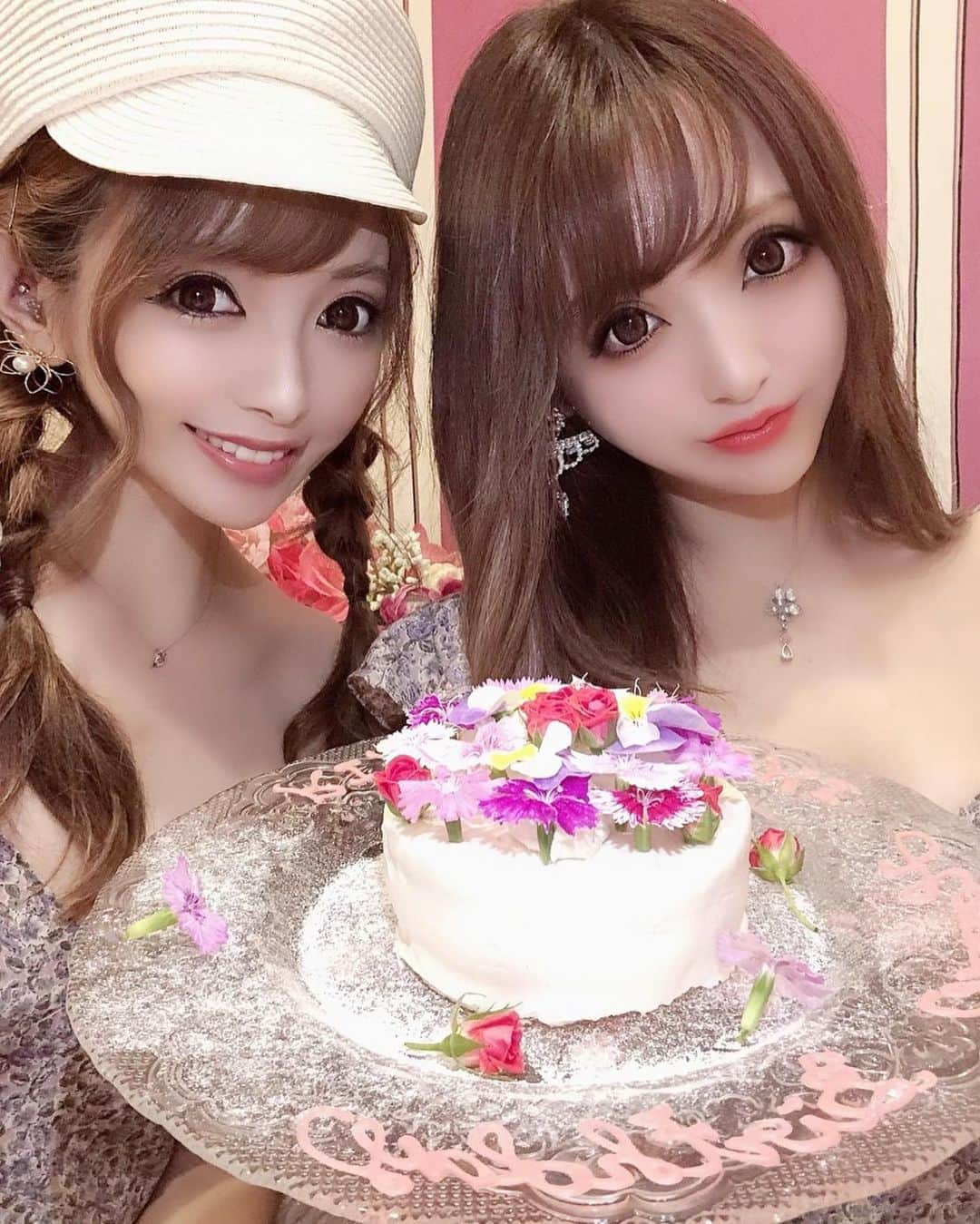 桜井莉菜さんのインスタグラム写真 - (桜井莉菜Instagram)「ミエーレには、なおみんと行ってきたよ❤️ 出来てなかった２人のお誕生日をお祝いしたの🌸 お花のコースだったから @riina_couture のお花ワンピースおそろで💓 プレゼントはお互い1万前後でって値段決めて用意したよ🌸 プレゼント交換の時は値段決めておくのオススメ❤️ 私からはサンローランの美容液と化粧水✨ なおみんからはジルの下地、リップ、クリームシャドウのセットをいただきました💓 可愛過ぎる空間に、ずっとニヤニヤしてました🤤💕 お誕生日やお祝いとかに本当オススメ💗  #新宿グルメ##新宿カフェ#アフタヌーンティー#歌舞伎カフェ#女子会#誕生日会#フラワーコース」9月3日 21時06分 - rina__sakurai