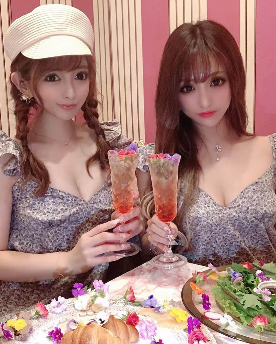 桜井莉菜さんのインスタグラム写真 - (桜井莉菜Instagram)「ミエーレには、なおみんと行ってきたよ❤️ 出来てなかった２人のお誕生日をお祝いしたの🌸 お花のコースだったから @riina_couture のお花ワンピースおそろで💓 プレゼントはお互い1万前後でって値段決めて用意したよ🌸 プレゼント交換の時は値段決めておくのオススメ❤️ 私からはサンローランの美容液と化粧水✨ なおみんからはジルの下地、リップ、クリームシャドウのセットをいただきました💓 可愛過ぎる空間に、ずっとニヤニヤしてました🤤💕 お誕生日やお祝いとかに本当オススメ💗  #新宿グルメ##新宿カフェ#アフタヌーンティー#歌舞伎カフェ#女子会#誕生日会#フラワーコース」9月3日 21時06分 - rina__sakurai