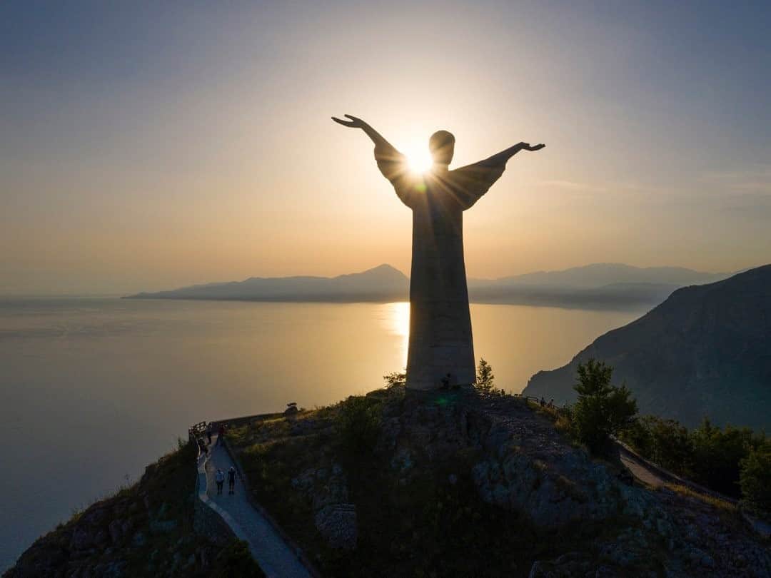 National Geographic Travelさんのインスタグラム写真 - (National Geographic TravelInstagram)「Photo by @andrea_frazzetta  The giant Statue of Christ the Redeemer of Maratea stands atop Monte San Biagio. Maratea is located in the southernmost part of Italy's Basilicata region along the enchanting Gulf of Policastro. To see more photos from my travels, follow me @andrea_frazzetta. #italy #basilicata」9月3日 21時07分 - natgeotravel