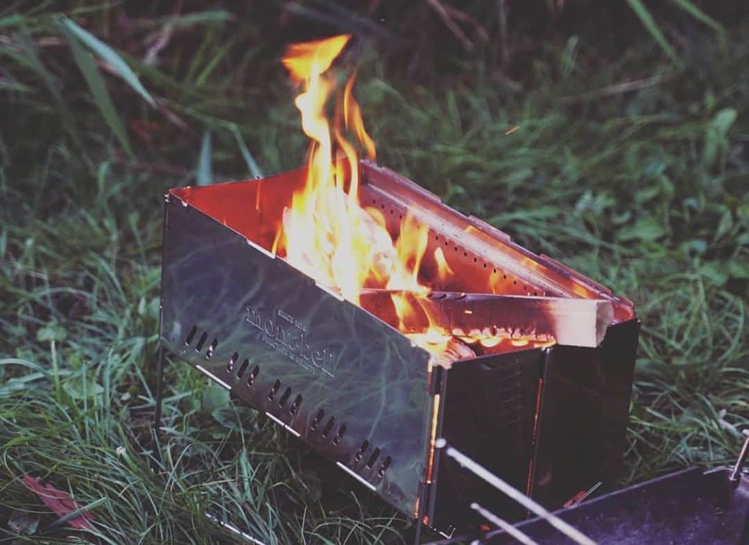 CAMP_HACKさんのインスタグラム写真 - (CAMP_HACKInstagram)「モンベル初の焚き火台「フォールディングファイヤーピット」。火力もバッチリで燃やした薪はすべて灰になり、後片付けもとても楽だったそう。今年イチオシの焚き火台です！ . . from CAMP HACK . CAMP HACKであなたのキャンプライフを取材します！ 『#camphack取材』を付けて投稿！ . Photo by @naru_110 さん . #camp #camping #camphack #outdoorlife #outdoor #trip #travel #japan #followme #weekend #travelling #outdoorgirl #family #familytrip #キャンプ #アウトドア #キャンプ道具 #キャンプ初心者 #家族 #外遊び #自然 #キャンプ場 #お出かけ」9月3日 21時00分 - camp_hack