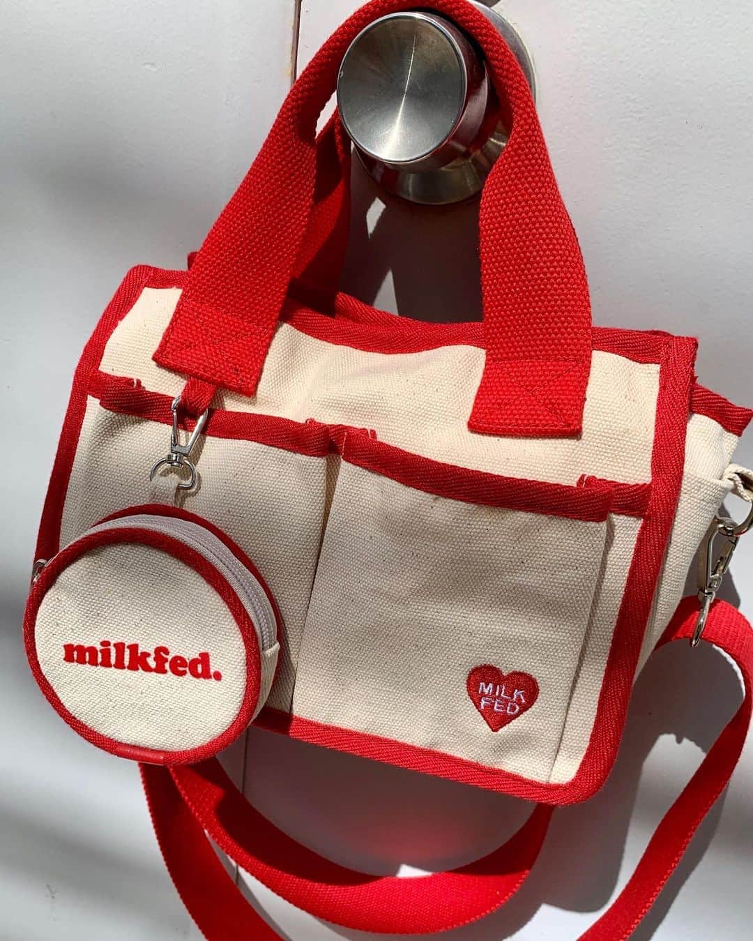 のインスタグラム：「＼PIPING 2WAY BAG ／﻿ 予約人気ランキング入りのアイテム♥️  両面フェイスのキャンバスバッグ！﻿ イヤホン、コスメ、アクセサリーと﻿ 細々収納に便利な取り外し出来るミニポーチ付き！ コーディネートに合わせて﻿ ハンドバッグとショルダーバッグに﻿ 使い分けできる2WAY仕様！﻿  サイズは2サイズご用意しました！ ﻿ 予約受付中です♥️﻿ ﻿ ストーリーズでチェック🏷✔︎﻿ ﻿ ﻿ ┈┈通販サイトはこちら┈┈﻿ ・Official online store calif﻿ ・ZOZOTOWN ﻿ 悩んだときはお気に入り登録！﻿ ┈┈┈┈┈┈┈┈┈┈┈┈┈﻿﻿ ﻿ #milkfed #milkfedjp﻿ #ミルクフェド ﻿ #ガーリーストリート」