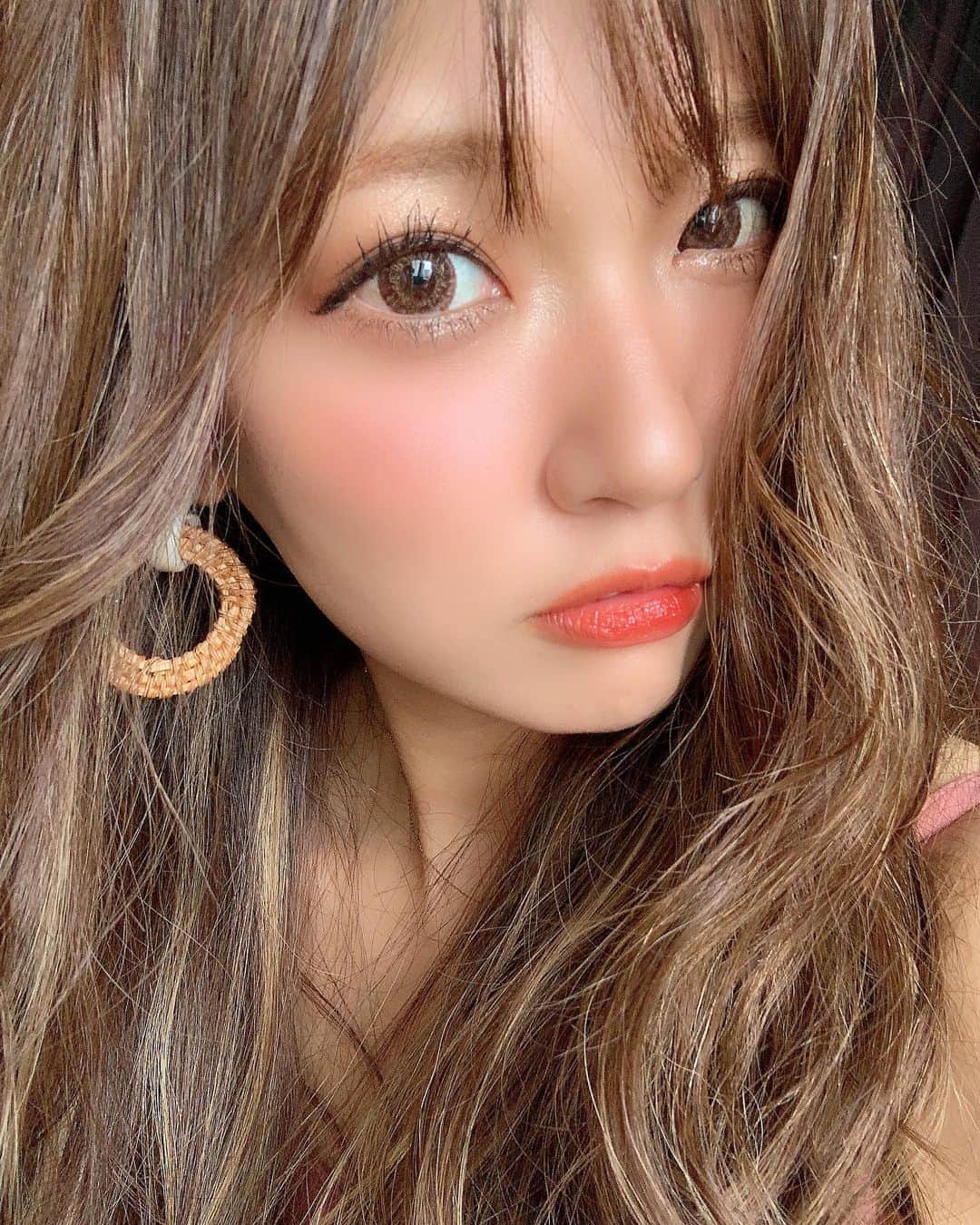 いっちゃん/嶋津 いつみのインスタグラム：「. . ウワサのパリジェンヌラッシュリフトを してきたよー✌🏻✨ . . . . . 普通のまつ毛パーマは まつ毛の根本から毛先に向かって カールさせるから 逆にまつ毛が短く見えたり、 毛先があっちこっち向いて綺麗にならなかったりで 「私には向いてない😡!!」と思って 辞めてたんやけど… . . . パリジェンヌラッシュリフトは 根元だけをグイッと80°上げてくれて 毛先はスっとしたままやから ビューラーで綺麗に上げた感じの 理想的なまつげに仕上がるねん😎💕💕💕 . . . . もっと早くやっとけばよかった🥺💦 って後悔したぁ😣💨 . . . . @anne__serina  さんにお願いしたよ🙆‍♀️⭐️ . . . . マスクしても 汗かいても、入浴介助しても← まつげが下がってこないから アイメイク命の方にはオススメです❤️ . . . . . .  ってこないから アイメイク命の方にはオススメです❤️ . . . . . #関西  #関西サロモ  #サロンモデル #サロモ #いっちゃん  #フリーモデル #関西モデル  #あざといっちゃん #かわいっちゃん #いっちゃんコーデ #ブライダルモデル #アレンジモデル」