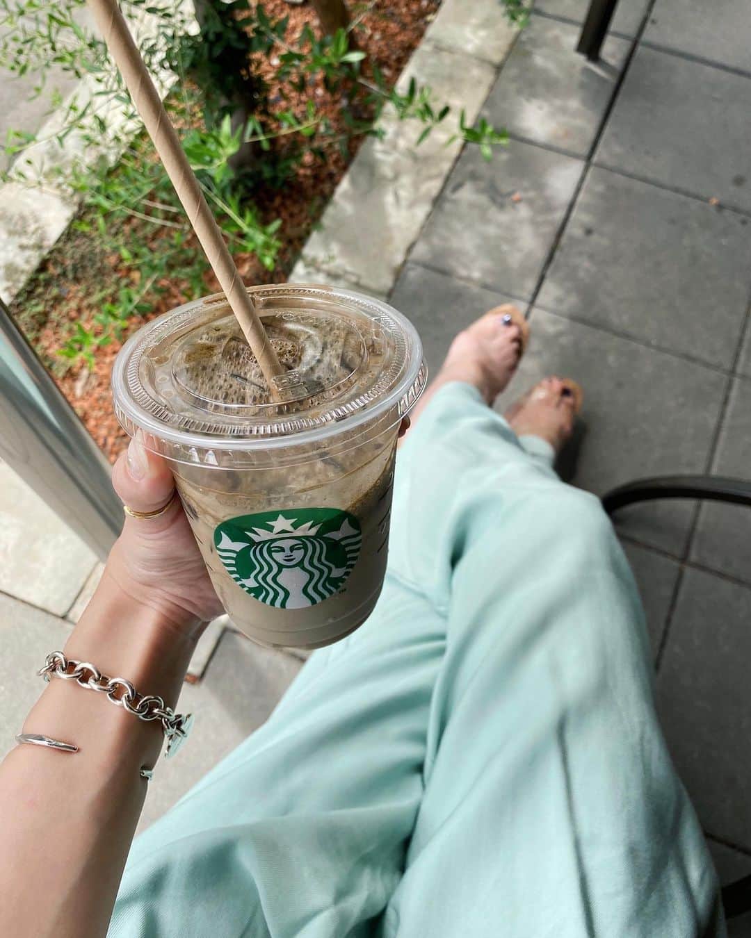大野真昂のインスタグラム：「☺︎  今日と明日は脱毛研修。 1日があっという間に終わる🙂🌿  ほうじ茶ティーラテ ホワイトモカシロップ変更 にハマってる〜  #starbucks #スタバカスタマイズ」