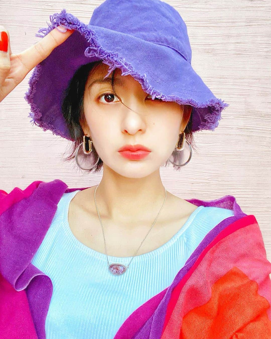 石井美絵子さんのインスタグラム写真 - (石井美絵子Instagram)「今年の夏は古着屋さんで 紫のダメージバケットハット買ったよ！ ネックレスはスーパーセブンの天然石！ 身に付けてると、 いつの間にかこの石と同調していく✍️ 不思議な魅力の石💋  ネックレスとピアスは大好きな @yuumiperalta.shop 💜」9月3日 21時09分 - mikako.ishii