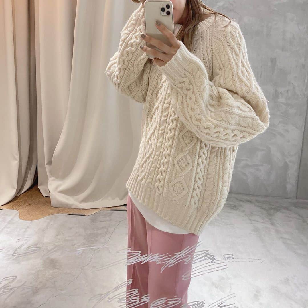 松田 美奈子のインスタグラム：「寒くなってもこやって着よう♡ pink大好き🧚🏻🌿 . 簡単にレイヤードできるレイヤードtee👚 @merci__jp」