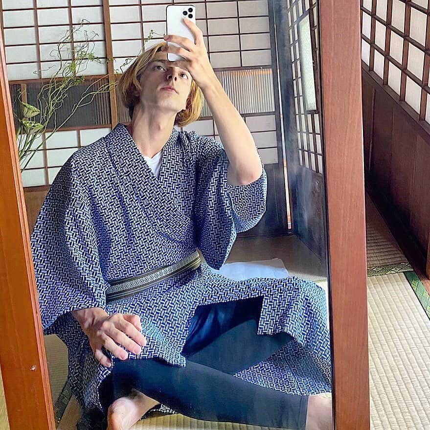 イペック・エネス（エムレエネス兄弟）さんのインスタグラム写真 - (イペック・エネス（エムレエネス兄弟）Instagram)「浴衣撮影のオフショット🎥 .  人生初の浴衣着たよ👘 似合ってるかな？🙄 .  脚に履いてるのは、 @official.tsumugi  の虫除け夏レギンス！！ .  履いているだけで暑い日でもとても涼しく快適です🥶 .  #浴衣着たよ  #ファッション #夏が終わる  #レギンスコーデ  #虫除け  #奈良  #和風 #エムエネ  #tsumugi  #japan」9月3日 21時11分 - enesipektokyo