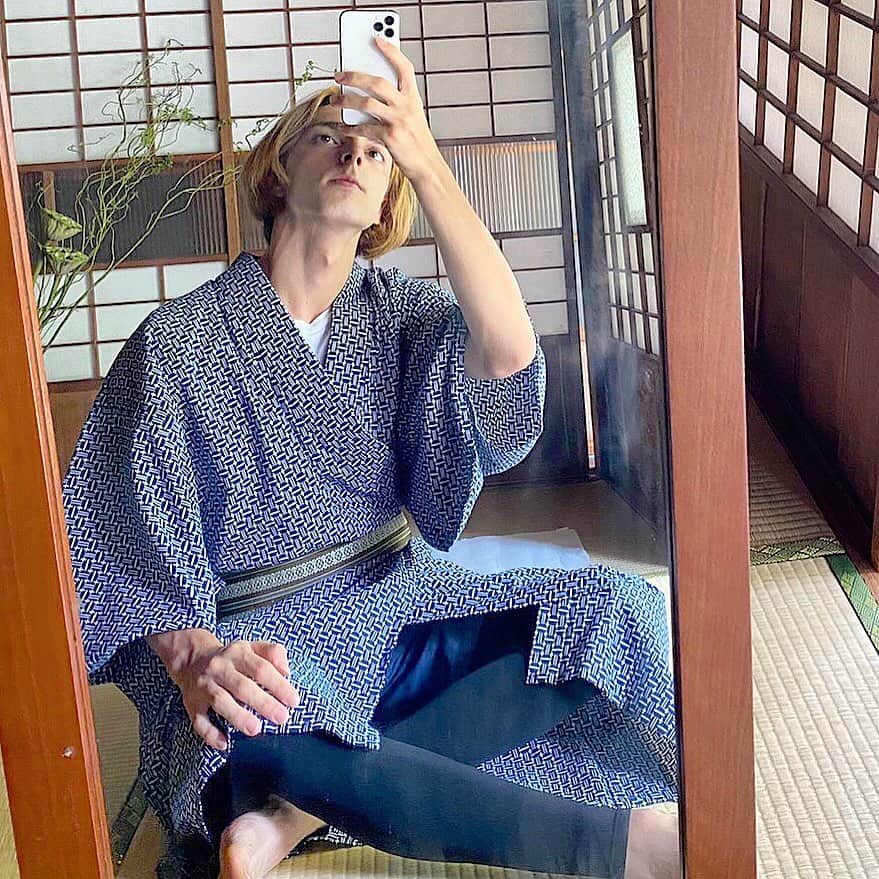 イペック・エネス（エムレエネス兄弟）のインスタグラム：「浴衣撮影のオフショット🎥 .  人生初の浴衣着たよ👘 似合ってるかな？🙄 .  脚に履いてるのは、 @official.tsumugi  の虫除け夏レギンス！！ .  履いているだけで暑い日でもとても涼しく快適です🥶 .  #浴衣着たよ  #ファッション #夏が終わる  #レギンスコーデ  #虫除け  #奈良  #和風 #エムエネ  #tsumugi  #japan」