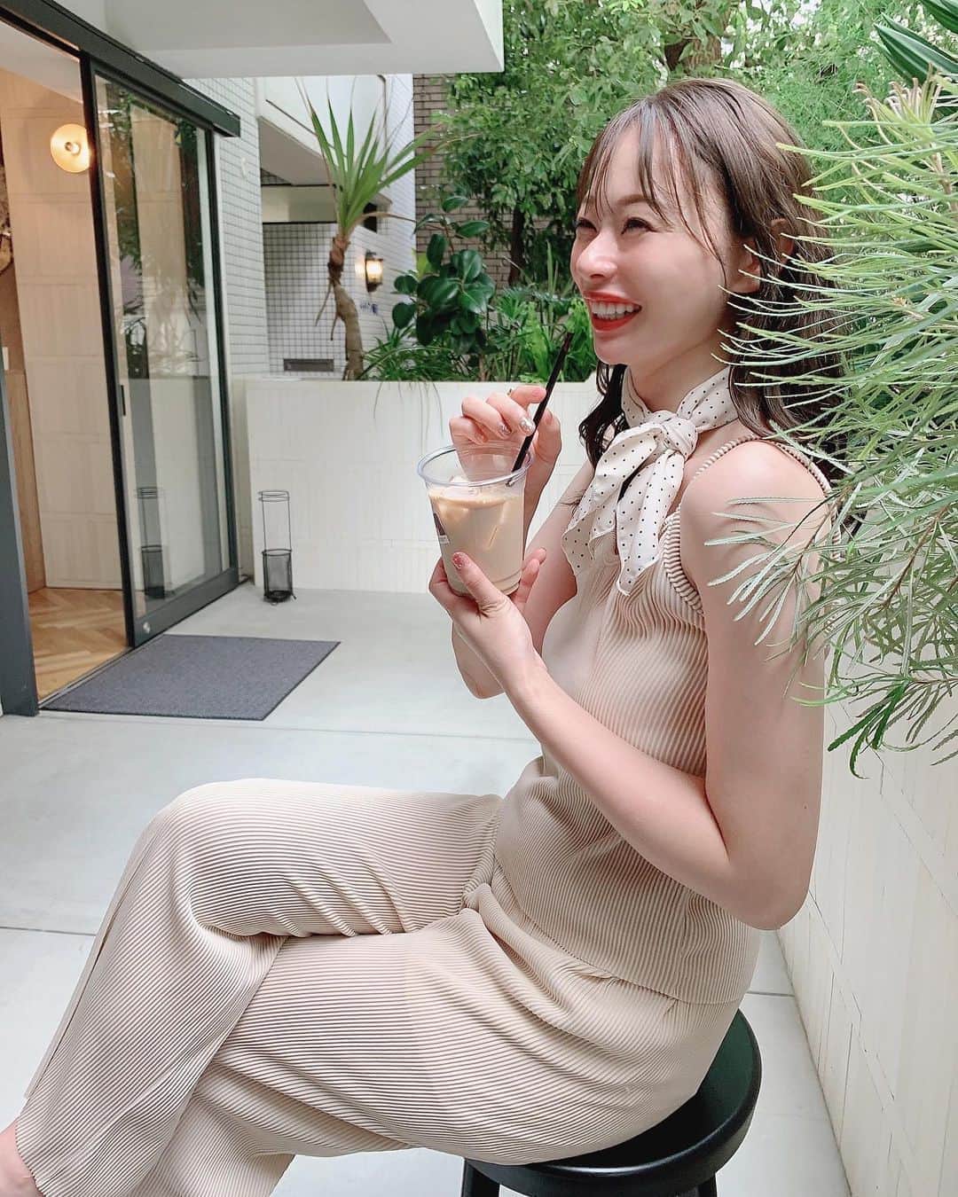 のインスタグラム：「ㅤㅤㅤ ㅤㅤㅤ 葉っぱで二の腕太いの隠れるやーん 言うて撮ってもらった写真がこちらです（笑） 全然隠れてないけど🤣🤣 ここのカフェ雰囲気よかった◎💓  ㅤㅤㅤ #cue #cuehorie #クエホリエ #クエカフェ #心斎橋カフェ #なんばカフェ #堀内カフェ #堀内ランチ #グルメ岡島 #ワークスペース #グランノットコーヒー #ミナミカフェ」