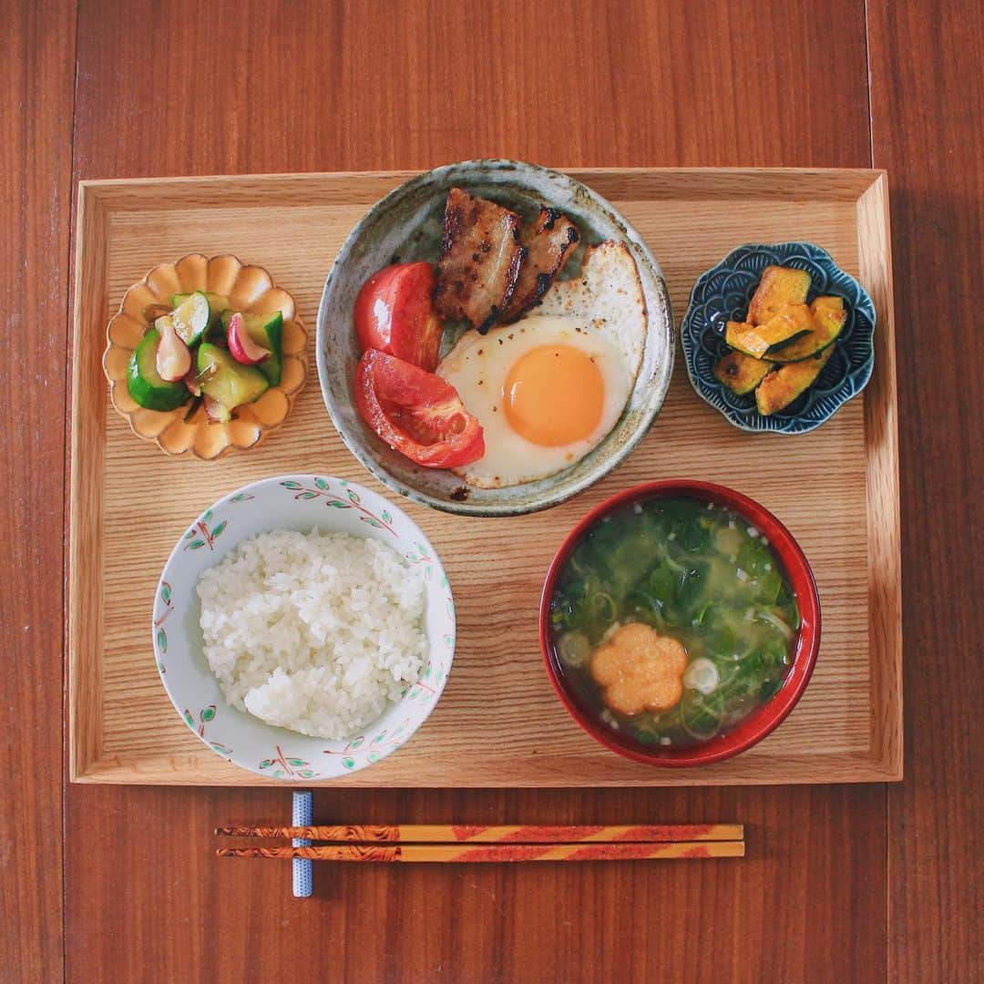 Kaori from Japanese Kitchenさんのインスタグラム写真 - (Kaori from Japanese KitchenInstagram)「少し焦げた厚切りベーコンエッグ定食。無印お盆、サイズ感こんな感じです。 ・ こんばんは。 ちょっと前の朝昼ごはん。 スーパーで安くなっていた厚切りベーコン、 焼いたら脂が大量に流れ出てきてビックリ。 とにかく脂を出しきる勢いで焼いてたら 少し焦げてしまいました。 (おまけに少し縮んだ笑) まあしょうがない。 トマトは表面を少しあぶってます。 #冷え性対策 ・ 焼きかぼちゃのカレーマリネは #青山有紀 さんレシピ、 きゅうりとラディッシュの塩昆布和えは @kurashiru レシピ。 いずれも5分-10分で作れて楽ちん。 ・ インスタのコメント欄で何回か 質問いただいているこのお盆ですが 無印で7年くらい前に 一人暮らしを始めたタイミングで買いました。 私が普段使っているのは中サイズ。 小はおやつや一汁一菜の時に使っています。 びっくりするほど経年変化しない…のですが 普段使いには持ってこいです。 良品週間の時に買うとお得ですよ🤭 では今日もお疲れ様でした。 ・ ・ 【おしながき】 白米 モロヘイヤと花がんものお味噌汁 厚切り無塩せきベーコンとエッグ 焼きトマト 焼きかぼちゃのカレーマリネ きゅうりとラディッシュの塩昆布和え @kurashiru  ＊今日は薬膳走り書きお休みします＊ ・ ・ ・ ・ 2020.09.03 Thu Hi from Tokyo! One day’s Japanese brunch: Baked rice, miso soup, grilled bacon, sunny side up egg, marinated pumpkin, and cucmber and radish salad. ・ ・ ・ ・ ・ #japanesefood #breakfast #朝ごはん #おうちごはん #早餐 #薬膳 #うつわ #自炊 #家庭料理 #小澤基晴 #一汁三菜 #阿部春弥」9月3日 21時13分 - coco_kontasu