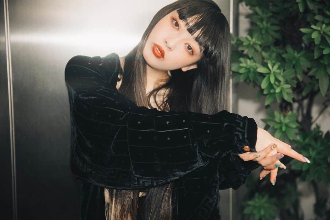 のインスタグラム：「@kazumi__izawa  . . . . . . . . . . . . . . . . . . . . #黒髪スーパーロング #黒髪 #黒髪ロング #ロングヘア #スーパーロング #前髪  #ぱっつん前髪 #黒髪ぱっつん #撮影 #film #作品撮り #streetfashion #サロモ #サロンモデル #古着  #ootd #ootdfashion #ストリートファッション #streetstyle  #90sfashion #filmcamera #ootd4nylonjp #自撮り #selfie #streetphotography #セナ #フィルム #mode」