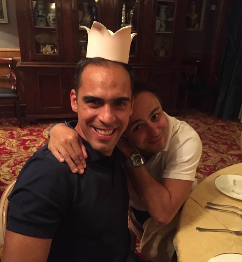 パストール・マルドナドのインスタグラム：「#tbt with my brother @massafelipe19 back in 2015 #monza during my daughter’s birthday @victoria.maldonado13 great picture. 😜💪  #tbt con mi hermano @massafelipe19 en Monza 2015 durante el cumpleaños de mi princesa @victoria.maldonado13 buena foto 🤣 ——————————————————— #monza #italy #2015 #friends #f1 #drivers #memories #family #pictures #fun #funny #instamoment #instagood #insta #lifestyle #likesforlike #likeforfollow #amigo #recuerdos #fotos #familia」