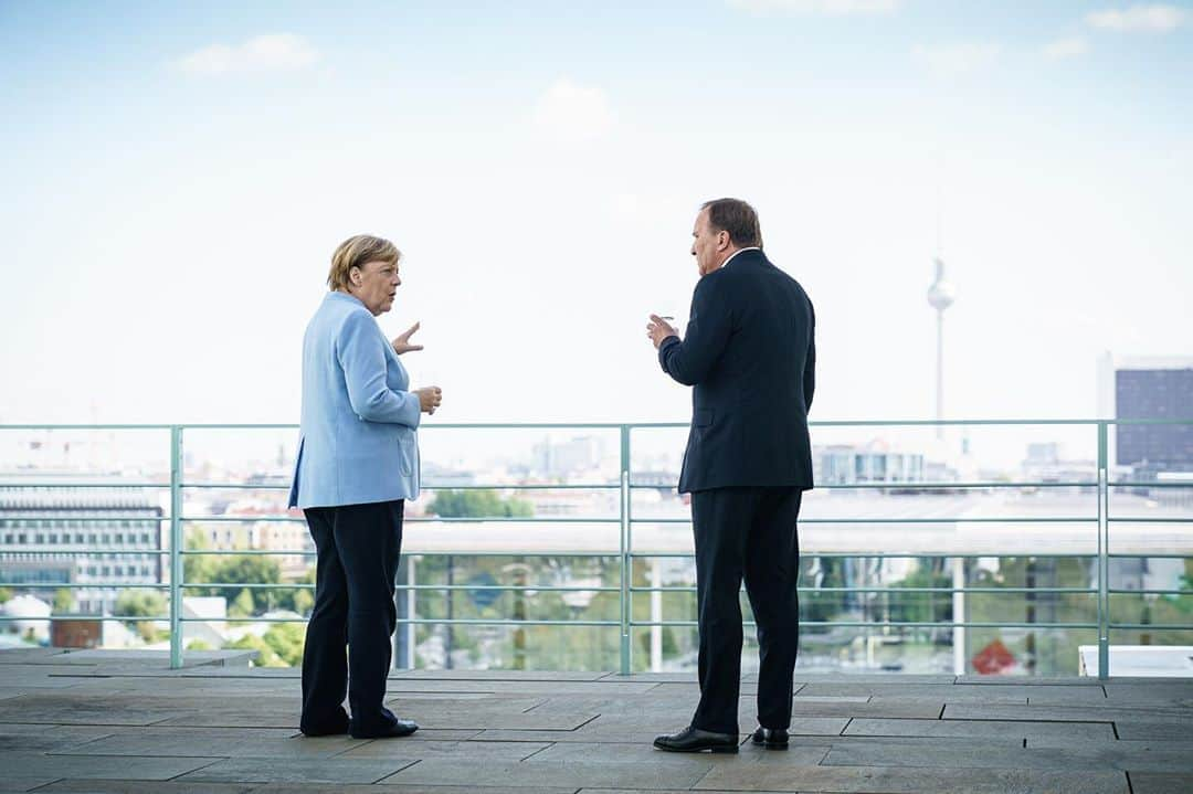 アンゲラ・メルケルさんのインスタグラム写真 - (アンゲラ・メルケルInstagram)「Kanzlerin Merkel hat heute Schwedens Ministerpräsidenten @stefanlofven im Bundeskanzleramt begrüßt - selbstverständlich mit Pandemie-gerechtem Abstand. Themen waren unter anderem der nächste Europäische Rat und die Verwendung der Mittels des Wiederaufbaufonds. Beide waren sich einig, dass das Geld so angelegt werden sollte, dass es die Wettbewerbsfähigkeit stärk und Innovation befördert: entscheidende Faktoren für Europas wirtschaftliche und geopolitische Stärke. --- Chancellor Merkel welcomed Sweden's Prime Minister @stefanlofven Stefan Löfven to the Federal Chancellery today - at a distance that is, of course, appropriate for a pandemic. Topics included the next European Council and the use of the reconstruction fund. Both agreed that the money should be invested in a way that strengthens competitiveness and promotes innovation: crucial factors for Europe's economic and geopolitical strength. . . . #Kanzlerin #Bundeskanzlerin #Merkel #Schweden #Politik #politics #sweden」9月3日 21時33分 - bundeskanzlerin